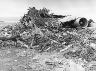 Последствия крупнейшей авиакатастрофы в истории, март 1977 года. В аэропорту Тенерифе Boeing 747 авиакомпании KLM на взлете протаранил пересекавший полосу Boeing 747 авиакомпании Pan Am. Погибли 583 человека. Всего потеряно 64 Boeing 747, в связанных с ним инцидентах погибло более 3800 человек