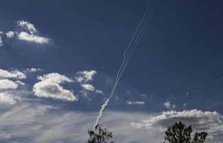 Инверсионный след от запущенных ракет в небе над Харьковской областью<br>