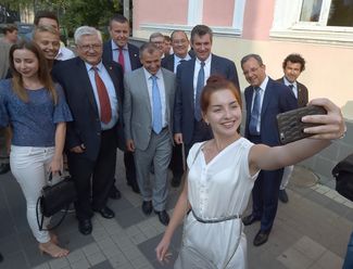 Слуцкий, крымские чиновники и французские политики в Симферополе, 29 июля 2016 года