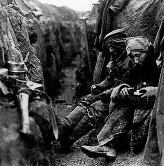 Немецкие солдаты в окопе. 1914 год.