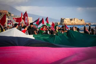 Участники акции развернули огромный флаг Палестины напротив американского консульства в Неаполе