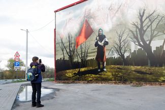 Баннер с изображением бабушки на одном из зданий города Шебекино, Белгородская область