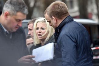 Бывший депутат Госдумы Мария Максакова на месте гибели своего мужа, Киев, 23 марта 2017 года