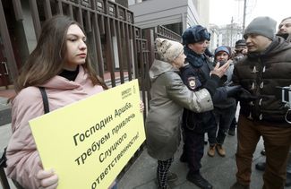 Одиночный пикет с требованием привлечь Леонида Слуцкого к ответственности перед зданием Госдумы, 21 марта 2018 года