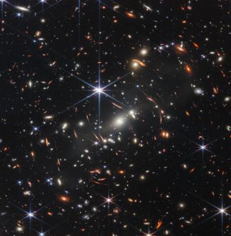 Скопление галактик SMACS 0723 в созвездии Летучей Рыбы. Как пояснили в NASA, это изображение «покрывает участок неба размером примерно с песчинку, которую кто-то на Земле держит на расстоянии вытянутой руки». Так эти галактики выглядели 4,6 миллиарда лет назад. 