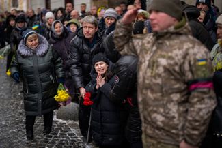 Анастасия (в центре) на похоронах своего брата, украинского военнослужащего Олега Кунинца, погибшего на восточном фронте