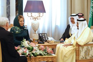 Глава Совета Федерации РФ Валентина Матвиенко и король Саудовской Аравии Сальман Аль Сауд во время встречи в Эр-Рияде 17 апреля 2017 года