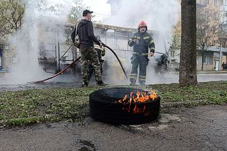 Сгоревший автобус в центре Донецка