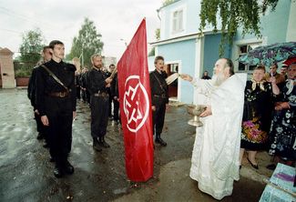 Православный священник освящает знамя «Русского национального единства», 22 августа 1998 года