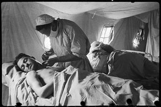 Старший лейтенант медицинской службы Абрам Шейфер оперирует раненого полкового врача Г. А. Пхакадзе в расположении 73-й мотострелковой бригады 77-й стрелковой дивизии, 22 апреля 1944 года