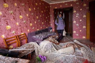Жительница Пересечного Татьяна Николаевна в своей гостиной, пострадавшей при обстреле 