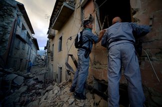 Спасатели ищут пострадавших при землетрясении в Аматриче