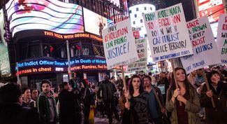Протестующие в Нью-Йорке.