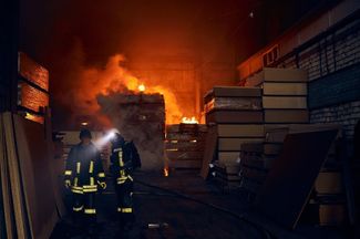 Спасатели работают на месте пожара в Одессе. Склады потушили за шесть часов