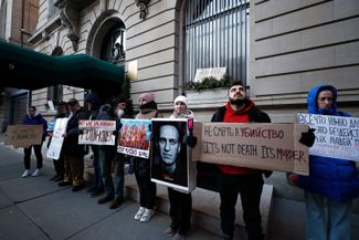 Акция памяти Навального у российского консульства Нью-Йорке