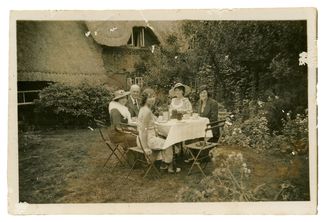 Чаепитие. Элизабет Раст с дочерьми Хелен и Вайолет в гостях. Англия. Подпись на обороте: Monty Buny + us at tea at a Thatched Cottage. Lindhurst. 1930-е годы.