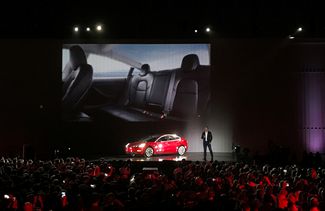 Илон Маск представляет первые модели Model 3 на заводе во Фримонте, 28 июля 2017 года