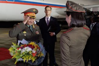Сергея Шойгу приветствует почетный караул армии КНДР. 25 июля 2023 года