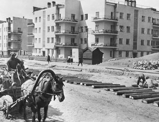 Construction workers build a housing complex for railroad workers and their families. Novosibirsk, 1934