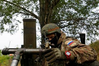 Российские военнослужащие наносят минометный удар по позициям ВСУ близ Авдеевки в Донецкой области