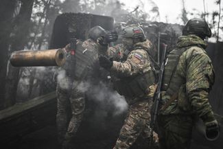 Российские военные обстреливают из 152-мм гаубицы «Мста-Б» украинские позиции в районе Лимана в Донецкой области<br>