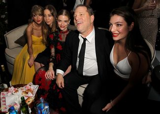 Певица Тейлор Свифт, участница группы Haim Эсте Хаим, актриса Джейми Кинг, Харви Вайнштейн и певица Лорд после премии «Золотой глобус» на вечеринке, организованной The Weinstein Company и Netflix. 11 января 2015 года