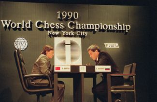 США. Нью-Йорк. 11 декабря 1990 г. Матч на первенство мира по шахматам между А. Карповым и Г. Каспаровым.