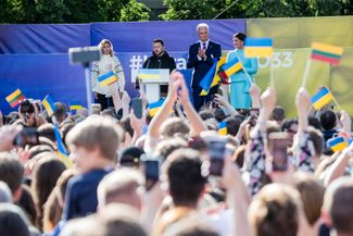 Президент Украины Владимир Зеленский и президент Литвы Гитанас Науседа на митинге в центре Вильнюса. 11 июля 2023 года
