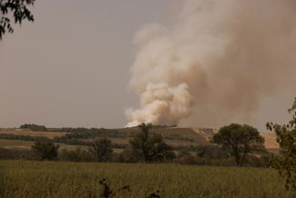 Дым после обстрела в районе села Пазено, Донецкая область. Там продолжаются бои, российская армия пытается наступать на Бахмут
