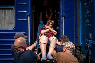 Эвакуация жительницы Покровска, находящегося в 45 километрах от линии фронта в Донецкой области