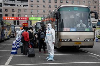 Пассажиры, прибывшие из Ухани в Пекин. 19 апреля 2020 года
