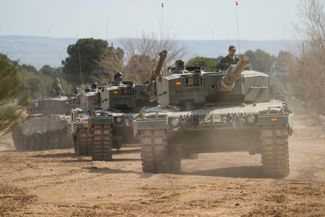 Украинские военные управляют танками Leopard 2A4 во время учений на военной базе под Сарагосой, Испания, 13 марта 2023 года