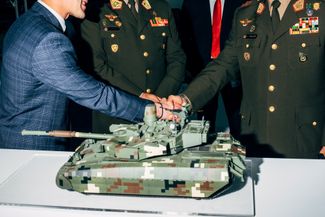 Перуанская делегация у стенда «Укроборонпрома». Концерн предложил танк «Оплот-М» в качестве потенциальной альтернативы старому советскому ОБТ Т-55 перуанской армии. SITDEF, Лима, Перу, 2019 год
