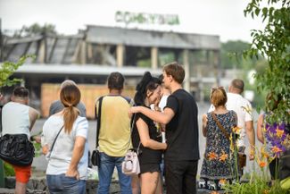 Люди, собравшиеся у разрушенного российской ракетой торгового центра. Лидеры стран «Большой семерки» в совместном заявлении во вторник 28 июня назвали эту атаку военным преступлением