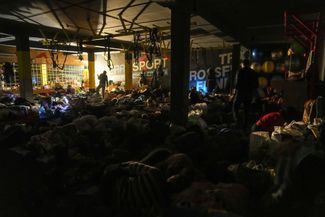 Жители Мариуполя ночуют в бомбоубежище, переоборудованном из спортивного центра. 27 февраля 2022 года