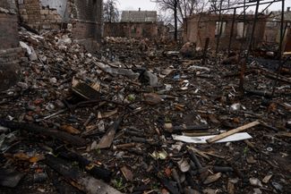 Украинские военные ищут уцелевшие снаряды на сгоревшем складе боеприпасов