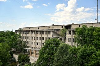 Одно из поврежденных в результате обстрела зданий в Степногорске