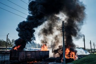 Последствия обстрела российскими войсками железнодорожного узла Лиман на востоке Украины