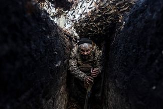 Боец ВСУ в траншее