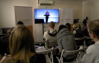 Журналисты смотрят лондонскую пресс-конференцию Михаила Ходорковского в московском офисе «Открытой России». Москва, 9 декабря 2015 года