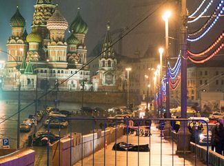 Тело Бориса Немцова на Большом Москворецком мосту. 28 февраля 2015 года
