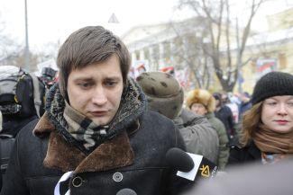 Депутат Госдумы Дмитрий Гудков перед началом шествия