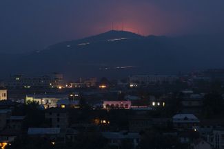 Вид на бои в районе Шуши (на горе) из Степанакерта (Ханкенди). Вечер 5 ноября 2020 года