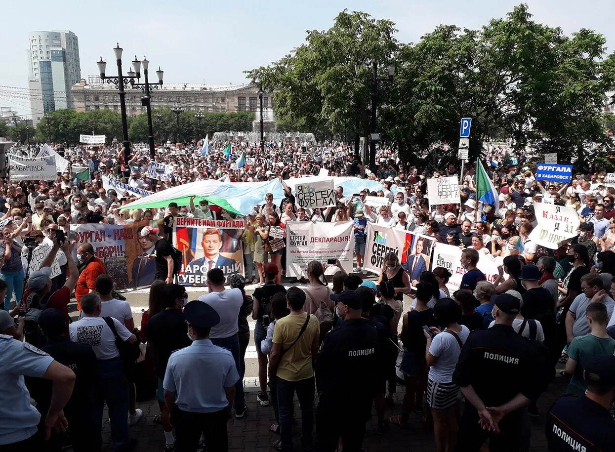 Мы, жители края, требуем Хабаровск снова собрался на рекордную акцию  протеста в защиту Сергея Фургала — несмотря на 30-градусную жару и уговоры  властей. Репортаж Анастасии Якоревой — Meduza