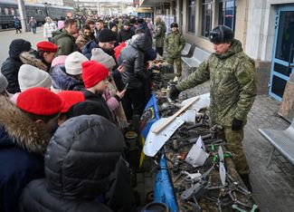 Жителям России также демонстрируют трофейную технику и обмундирование ВСУ