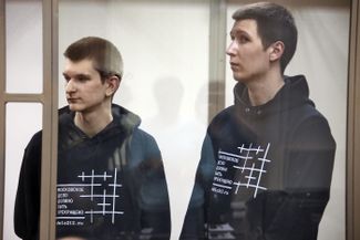 Осужденные по делу о революции 5 ноября Владислав Мордасов (справа) и Ян Сидоров (слева) во время заседания Южного военного суда<br><br>