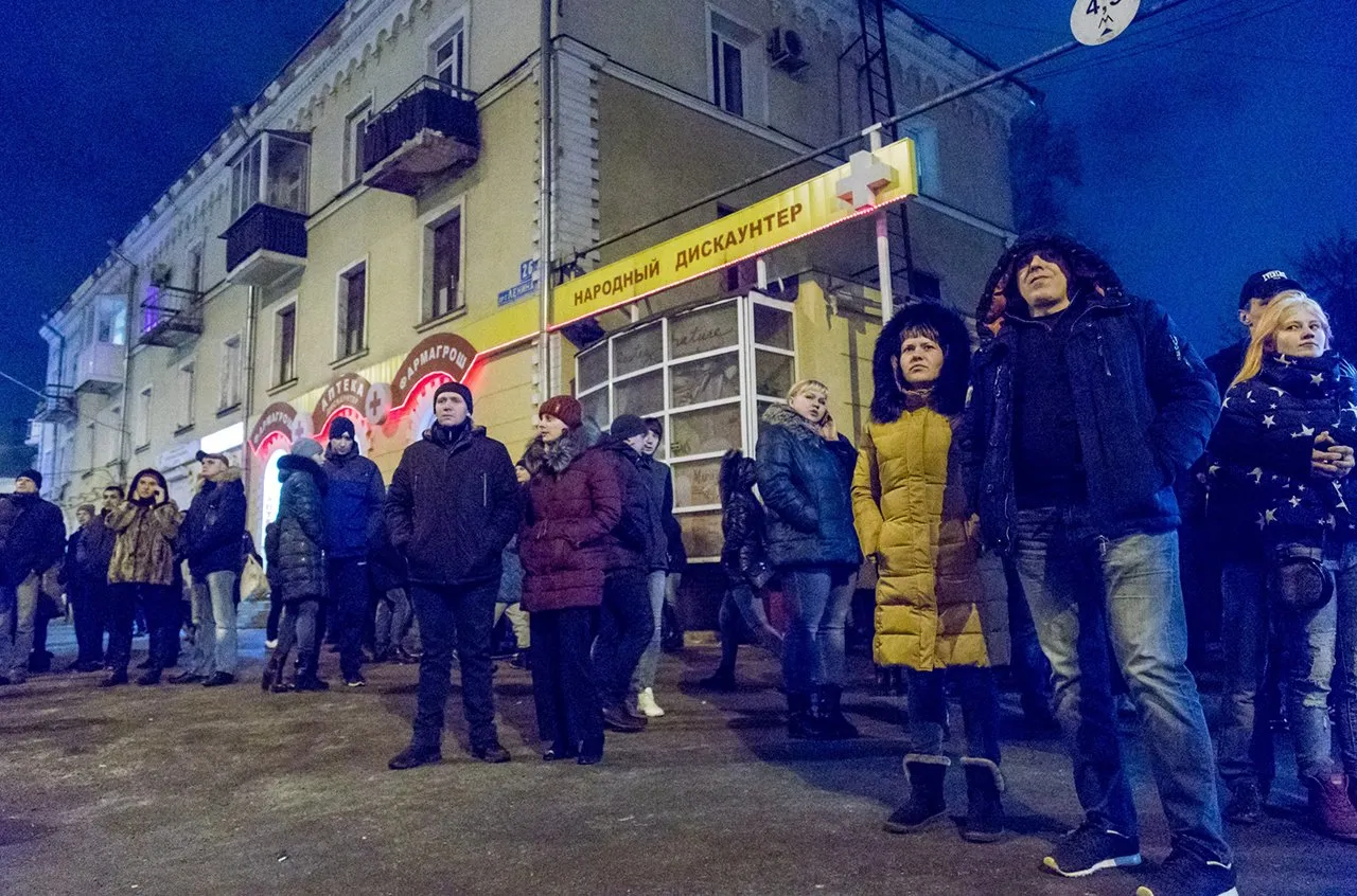 Наши дети горели, а мы просто наблюдали В пожаре в торговом центре в  Кемерово погибли не меньше 64 человек. Репортаж Ирины Кравцовой — Meduza