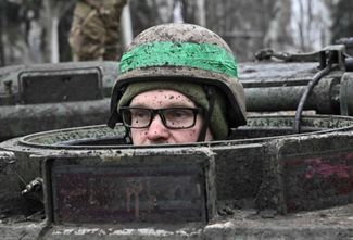 Боец ВСУ выглядывает из люка бронетранспортера (БТР) в Часовом Яре — прифронтовом городе в 13 километрах от Бахмута Донецкой области
