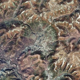 Логанча — ударный кратер, который сформировался в результате падения метеорита 40 миллионов лет назад.Находится в России, в Красноярском крае.Удар создал, как предполагают, кратер около 22 километров в диаметре. Последующие геологические процессы деформировали кратер. Снимок сделан со спутника Sentinel-2 29 сентября 2018 года