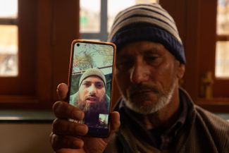 Житель штата Джамму и Кашмир показывает фотографию своего сына, 31-летнего Азада Юсуфа Кумара, которого обманом завербовали на войну против Украины. Незадолго до этого семья индийца узнала, что он был ранен в бою. 28 февраля 2024 года